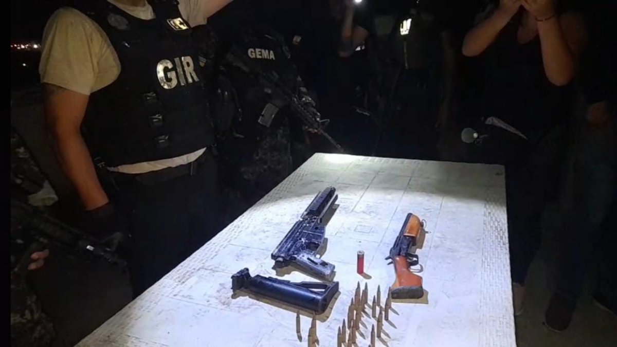 La policía intervino también una propiedad que presuntamente era utilizada por una banda para refugiar delincuentes donde decomisó armas de fuego.