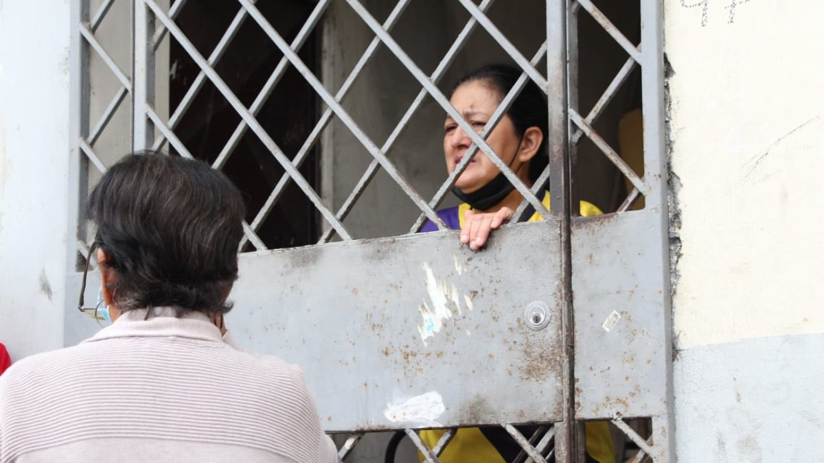 Sus familiares estaban consternados por lo ocurrido justo afuera de su hogar.