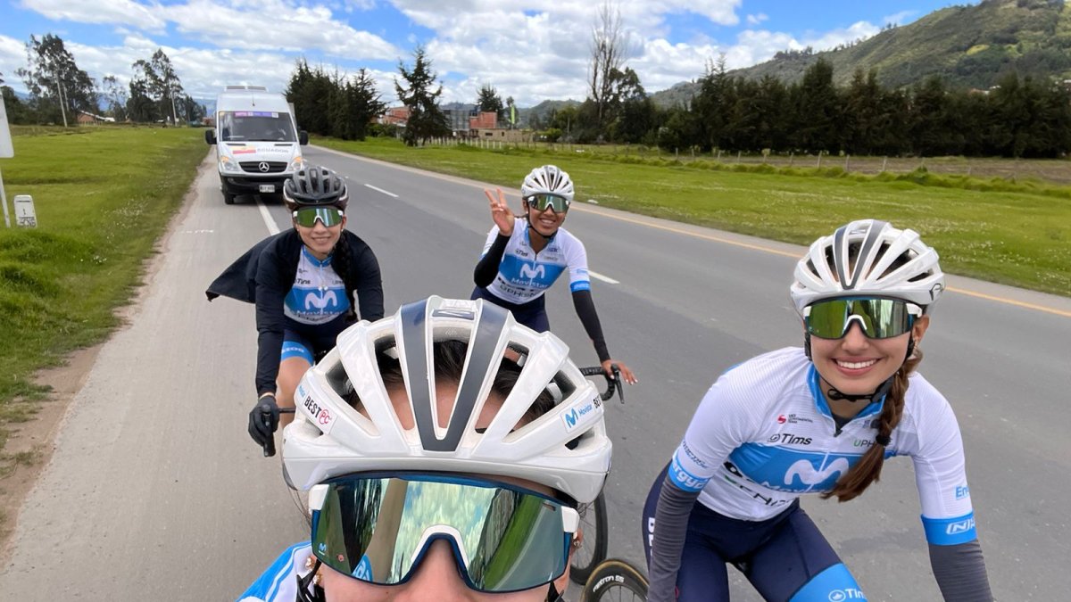 Ana Vivar (i), Daniela Pulecio, Marcela Peñafiel y Natalia Vásquez (d) durante su primer entrenamiento en las carreteras colombianas.