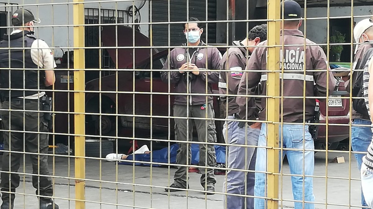 Al sitio llegaron agentes policiales, quienes inspeccionaron el interior del carro del difunto para recabar algún dato.