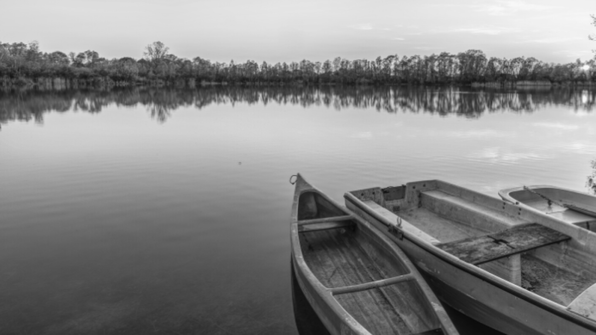 Madre se lanzó en canoa para buscar a joven pescador.