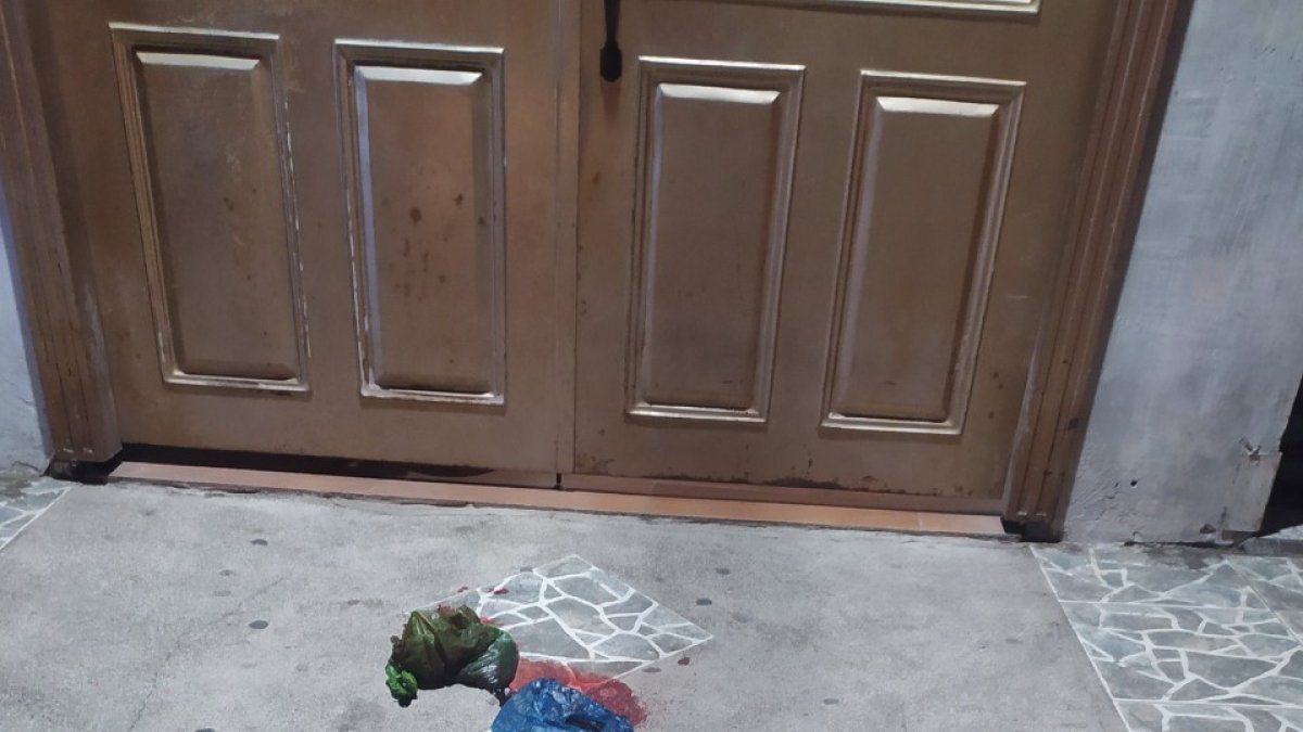 Estas dos fundas fueron encontrada junto a la puerta de la casa del comunicador social.