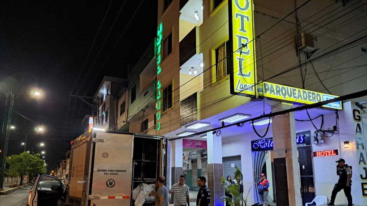 Cinco sujetos fuertemente armados amedrentaron al administrador del lugar de alojamiento, subieron a la habitación y descargaron una lluvia de balas sobre dos huéspedes.