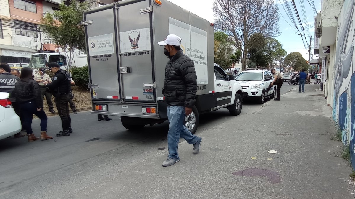 En muerto quedó tendido en la vereda, donde hay una huella de sangre.