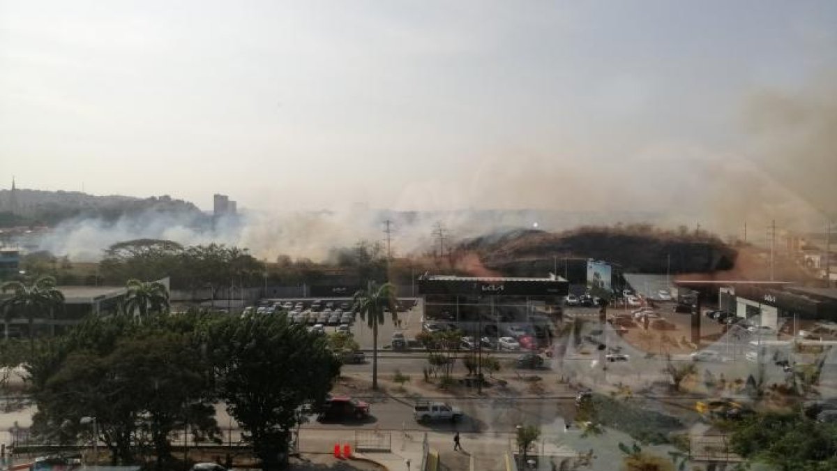 Voraz incendio se registra en el norte de Guayaquil