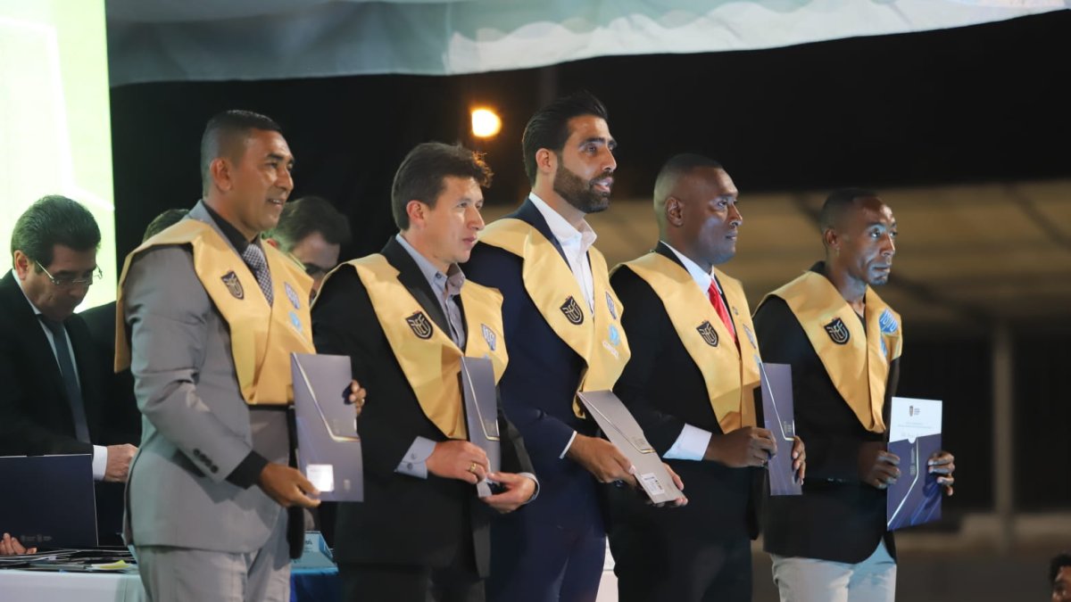 Jugadores activos como Damián Díaz e históricos como Antonio Valencia, Agustín Delgado, Édison Méndez, entre otros, pueden dirigir profesionalmente.