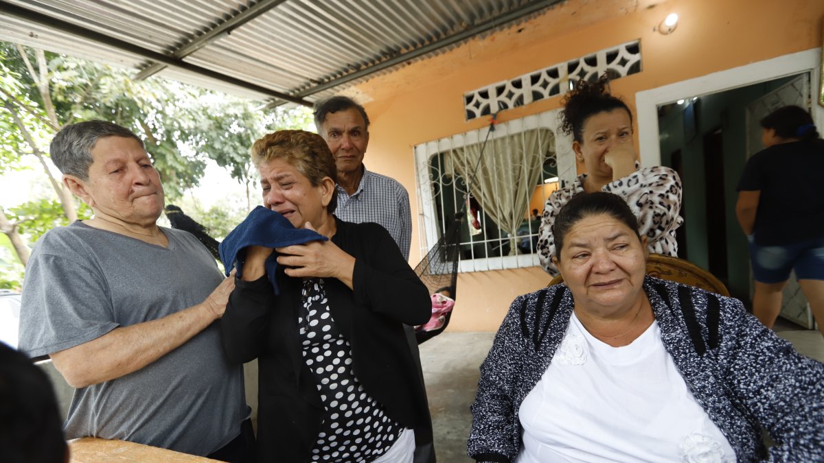 Familiares de las víctimas lloran desconsoladamente. Dos de ellos suplicaron para que no los mataran.