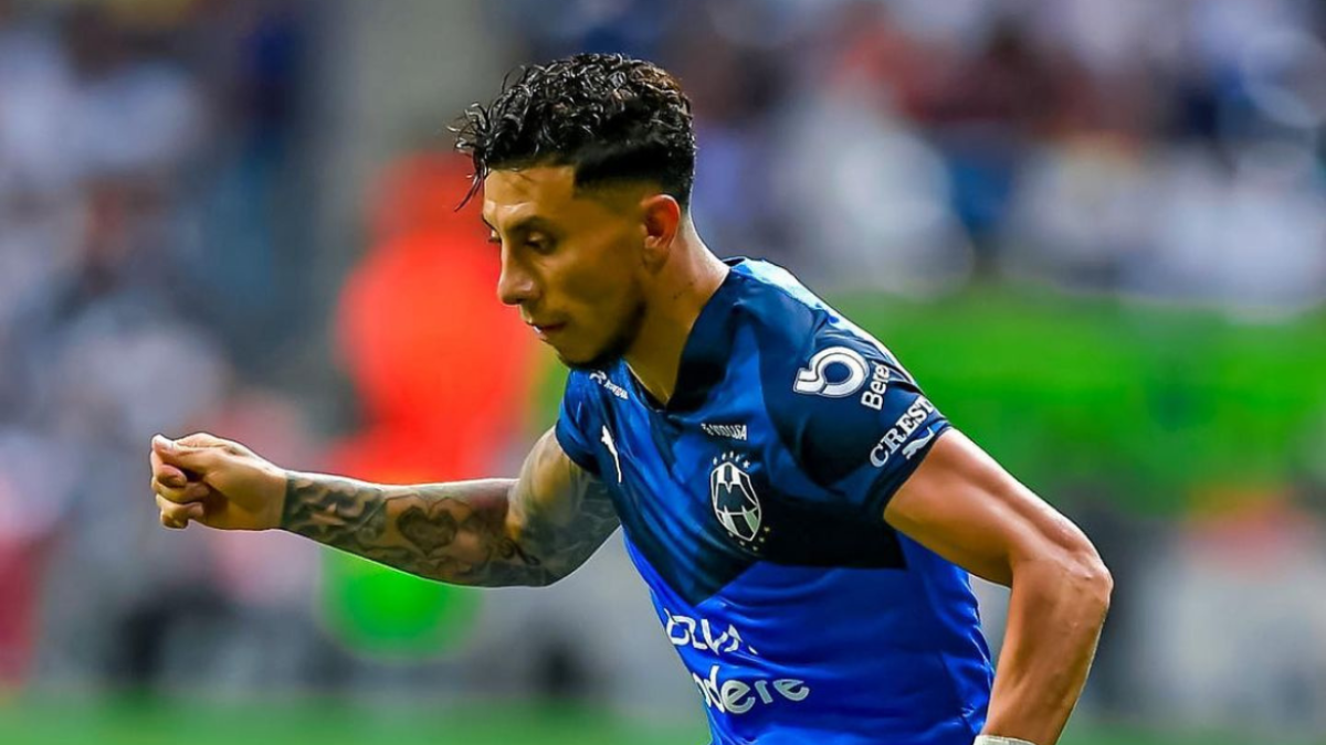 El actual jugador de Rayados de Monterrey sorprendió a su mamá y la emocionó hasta las lágrimas.