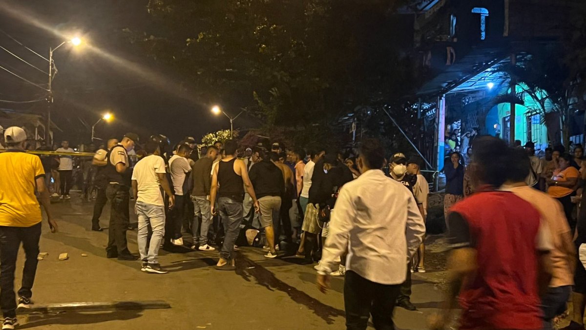 Parientes y conocidos se aglomeraron alrededor del cadáver.