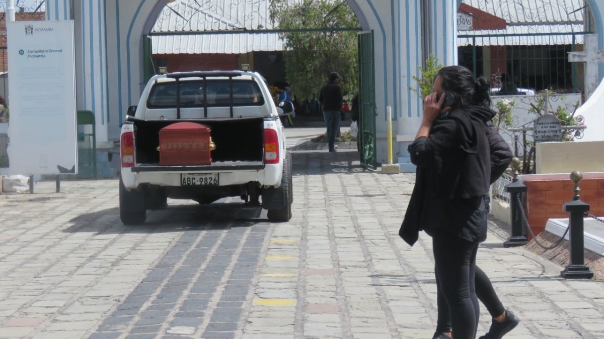 Luego de retirar el cuerpo de su hija, Rosa Bravo pide justicia.