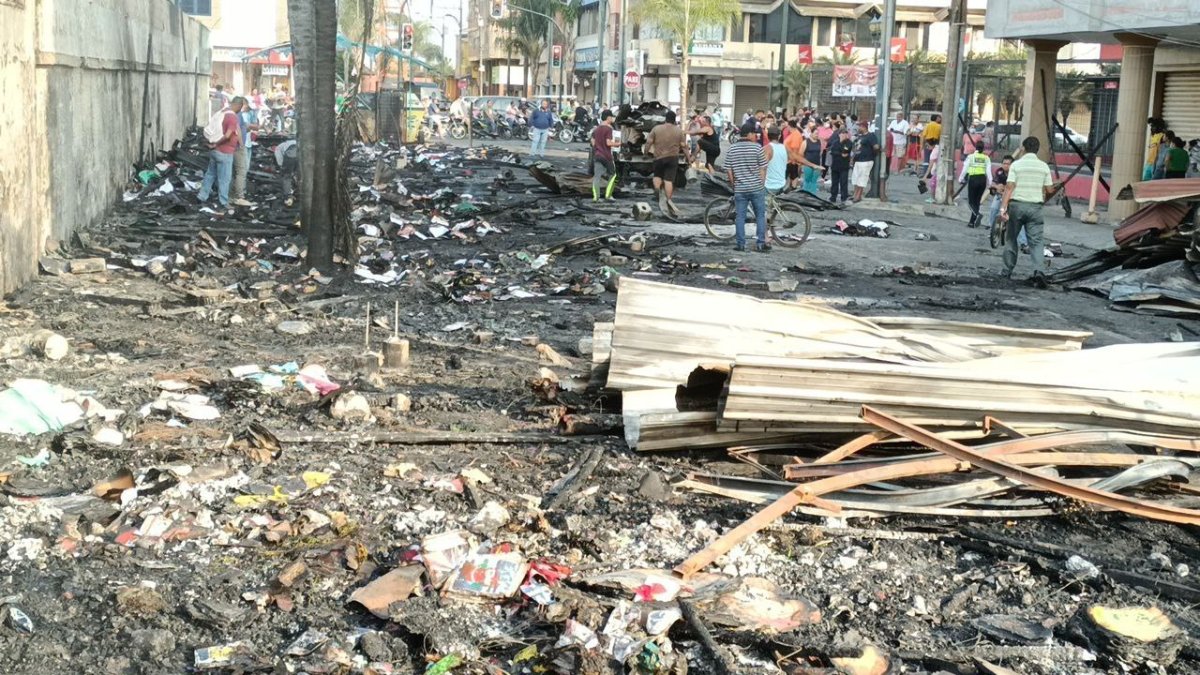 Una panorámica de los daños que quedaron en el sitio donde vendían objetos navideños