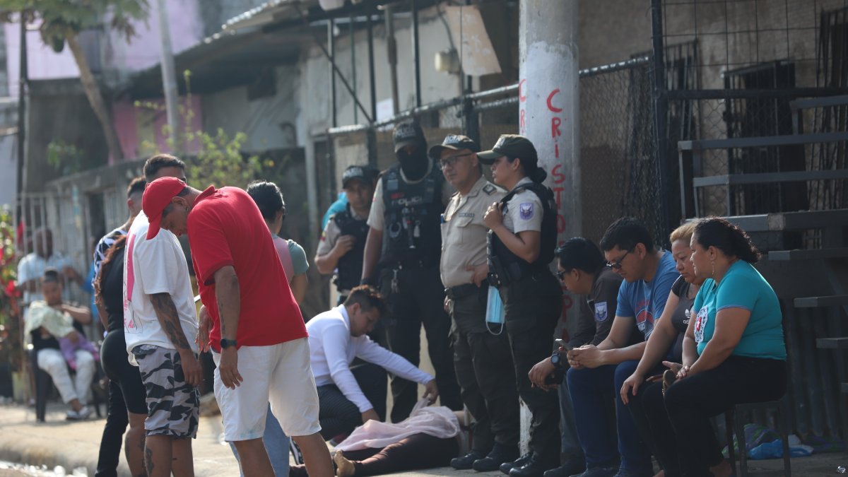 El lamento de los familiares junto al cadáver de la joven asesinada.