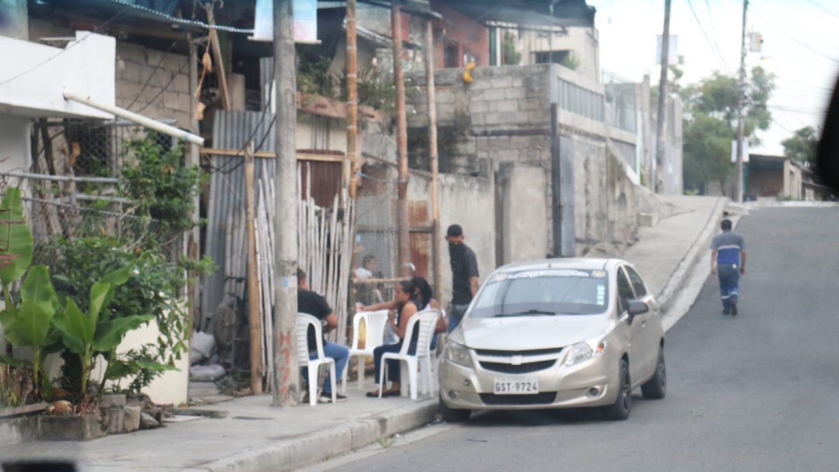 Allegados acudieron al hogar del bebé, en El Fortín, para velar sus restos.