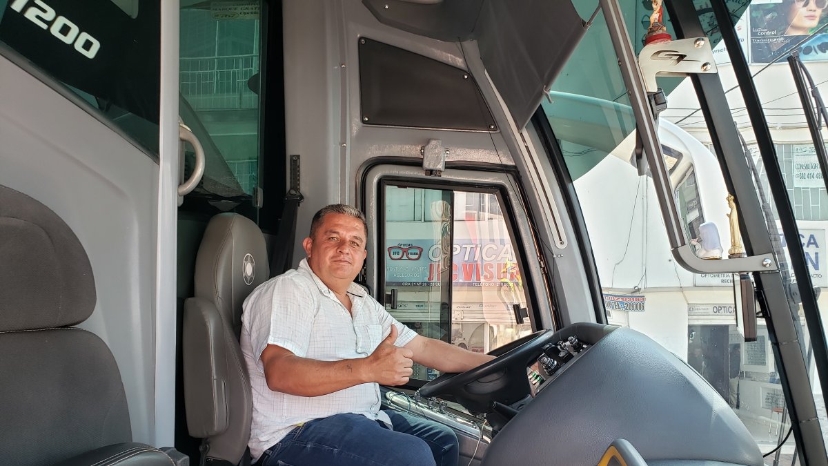 Walter Osma es un chofer colombiano que traslada en un bus de turismo a la sub-20 de Ecuador, en Bogotá.