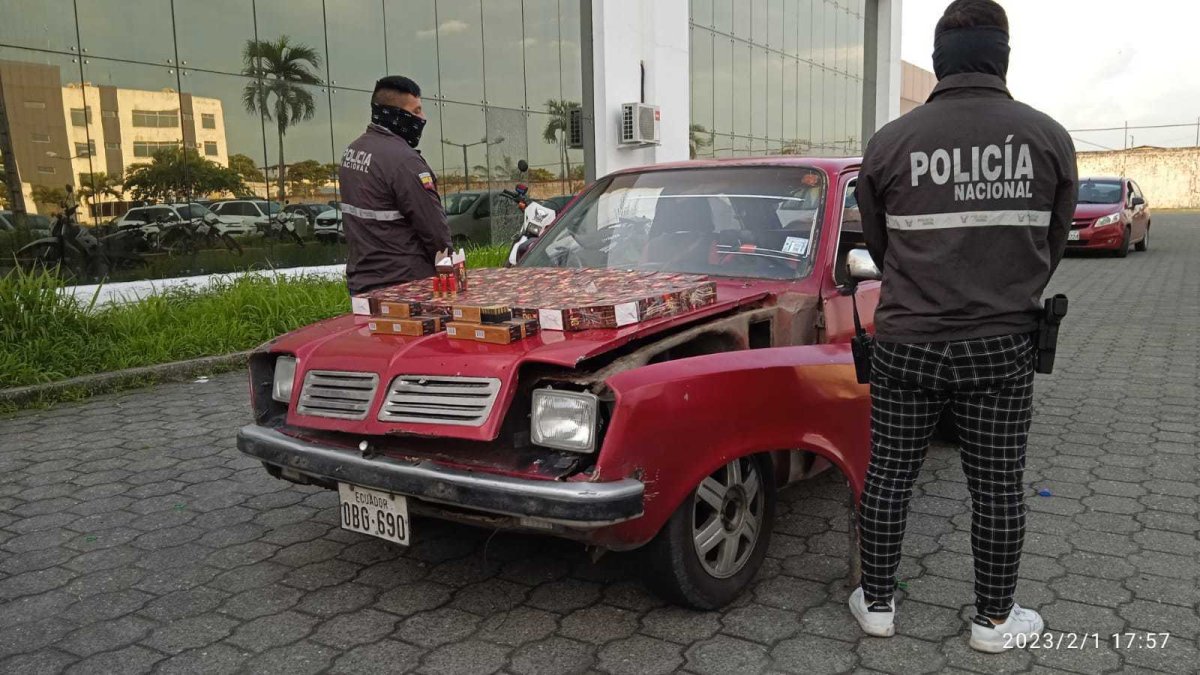 Las cajas de balas estaban ocultas en diferentes partes de un auto.