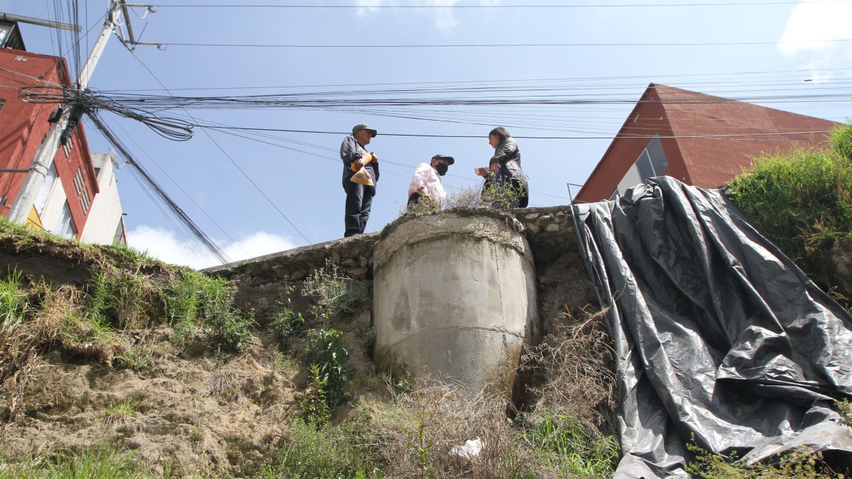 Los vecinos mostraron la magnitud del talud, donde colocaron plásticos negros para mitigar el impacto de las lluvias.
