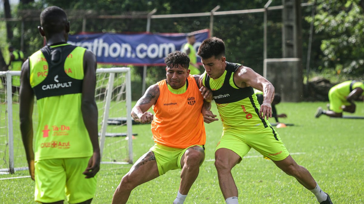 Fernando Gaibor (d) podría ser titular con Barcelona, en el duelo ante Delfín, por la segunda fecha de la LigaPro.