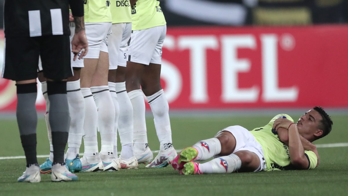 Alexander Alvarado de Liga de Quito se acuesta para complementar la barrera ante un tiro libre, durante el partido de la Sudamericana ante Botafogo en el estadio Nilton Santos, en Río de Janeiro.