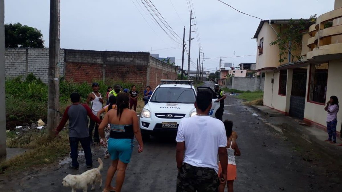 La mañana de este viernes 5 de mayo, agentes de la policía volvieron al sitio del ataque para buscar más información.