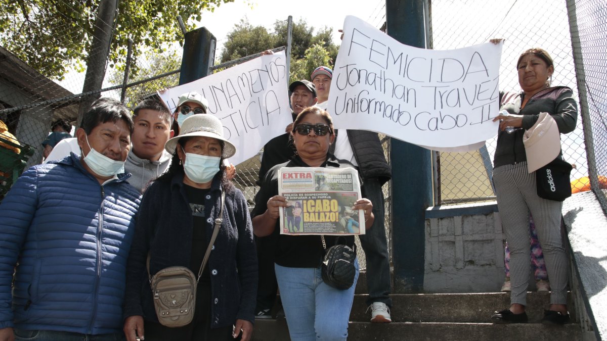 Los padres y el hermano de Cingaña (a la izquierda en la foto) se enteraron recién hace un mes que ella era maltratada por su pareja.