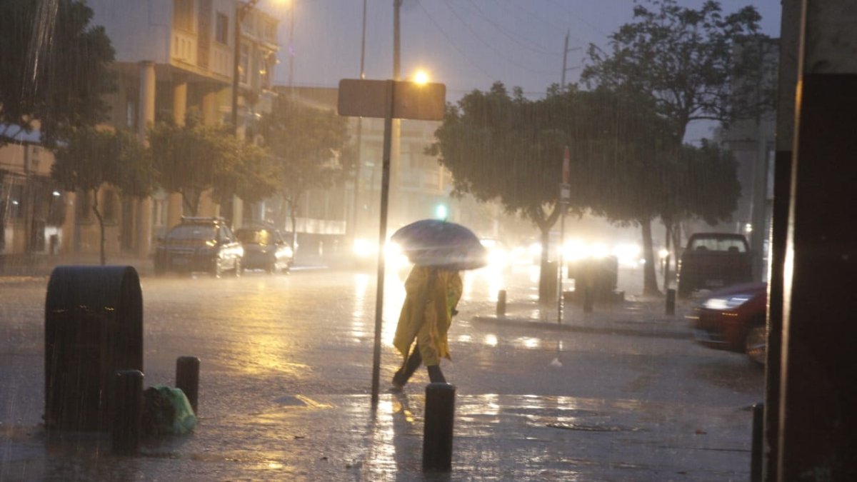 Lluvia en el Barrio Garay, calles Ismael Perez Pazmiño y Sucre.
