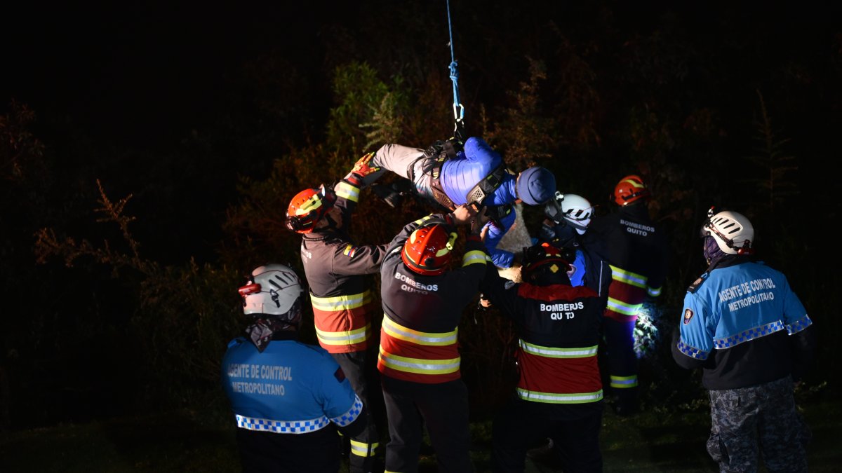 El rescate se realizó cabina por cabina. Los bomberos se treparon a los cables para asegurar las poleas y las sogas para bajar a los usuarios.