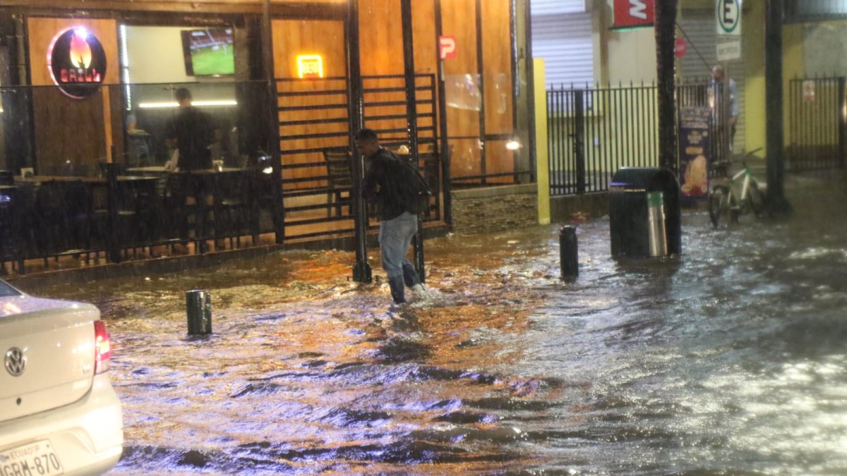 El norte de la urbe reportó varias vías anegadas.