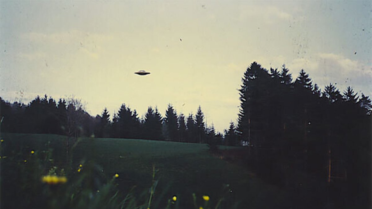Una de las fotos del carrete de Billy Meier donde se obverva presunto OVNI.