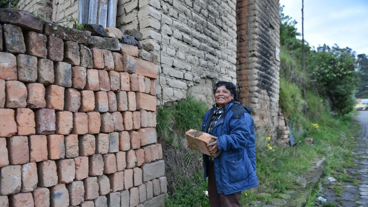 Cecilia Pilaluisa muestra cómo se hacía el trabajo cuando ella era aún una niña.