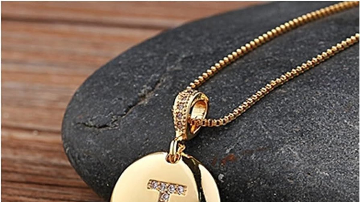 Collar con letras
Cuando personalizas los regalos se convierten en especiales. Es un 
recuerdo bonito, elegante y estiloso.