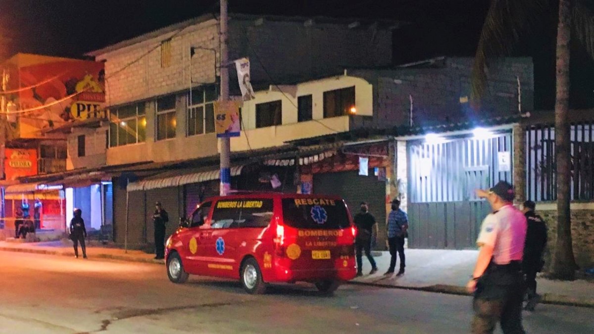 El extranjero que estaba herido fue llevado a un hospital en una ambulancia.