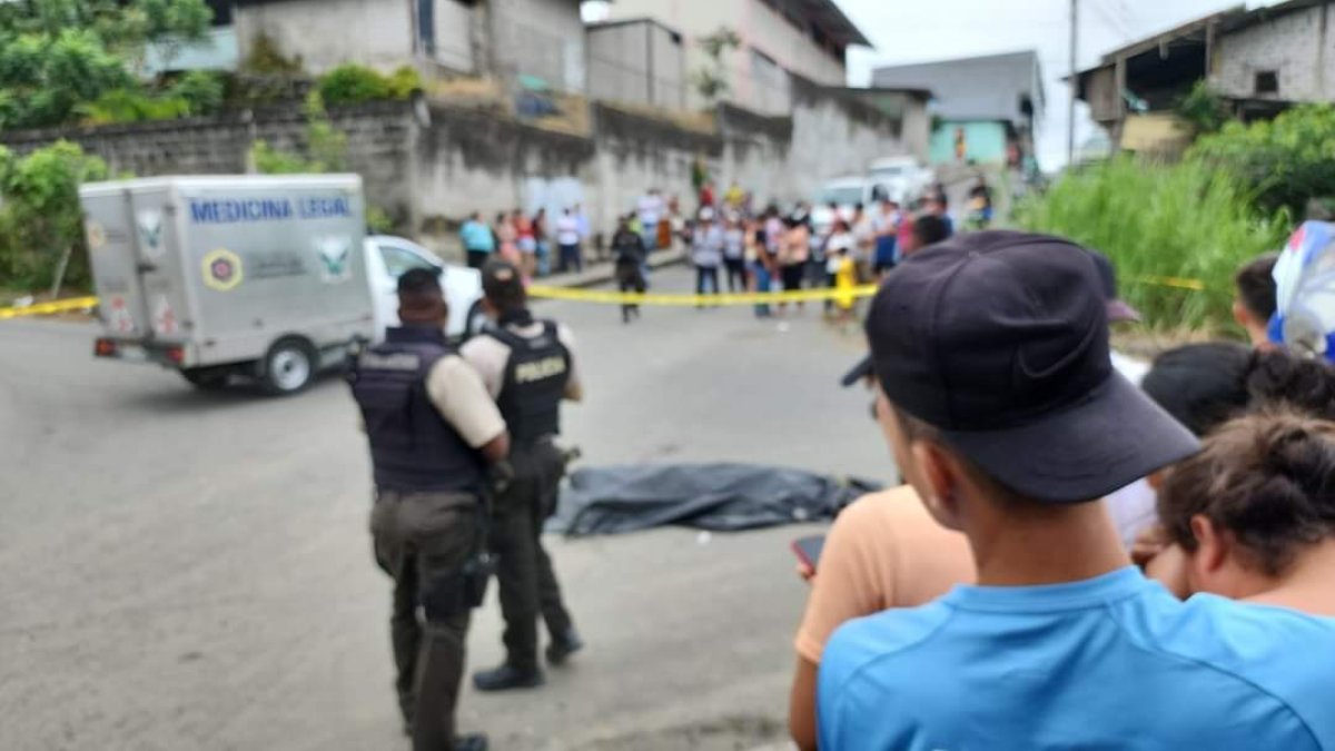 Sobre la calzada quedó tendido el cuerpo de José Geovanny Mendieta.