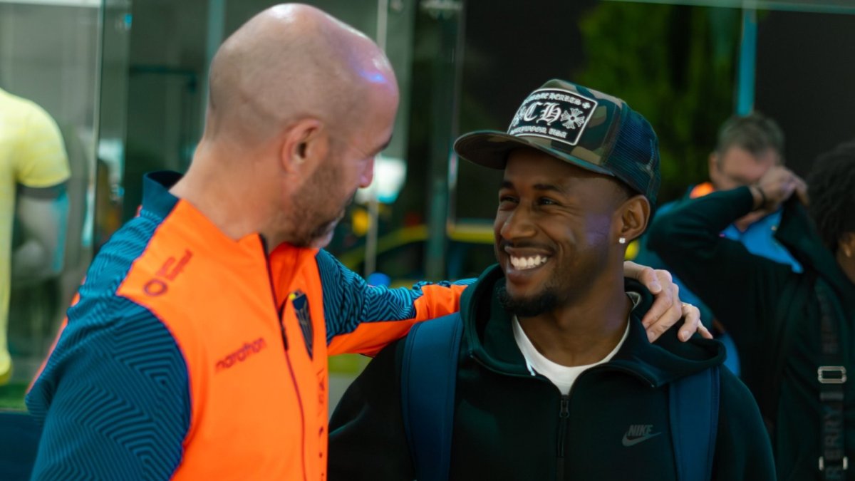 John Yeboah (d) fue recibido en la Casa de la Selección, por el estratega español Félix Sánchez.