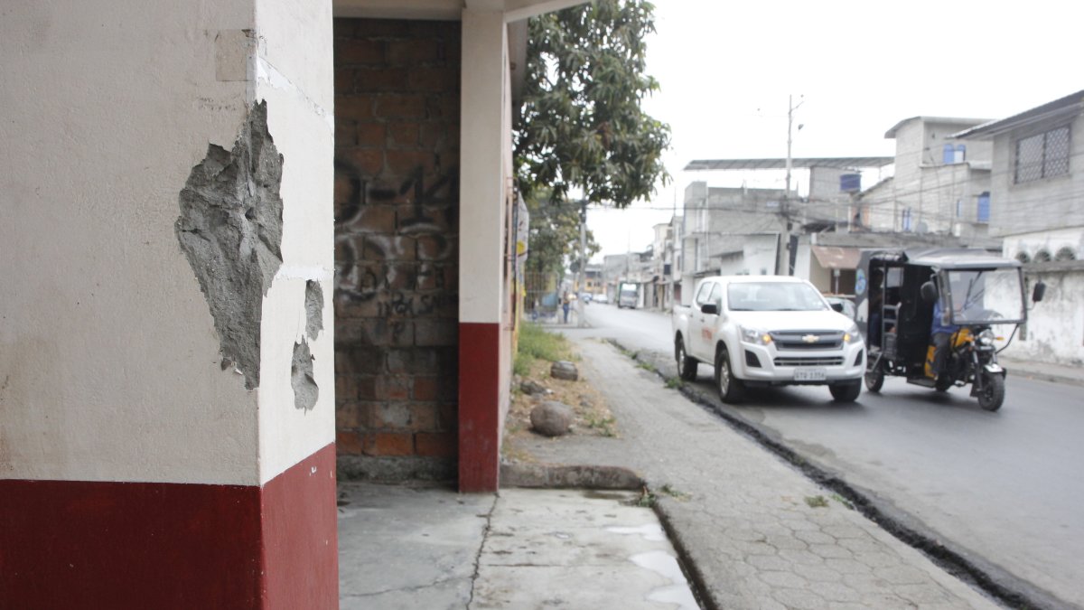 Los pilares de una casa se afectaron por las detonaciones.