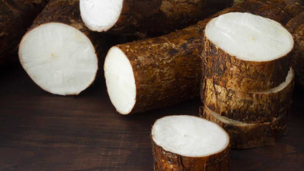 En nuestro país es el ingrediente importante de muchísimas recetas, por ejemplo, es la base del encebollado.