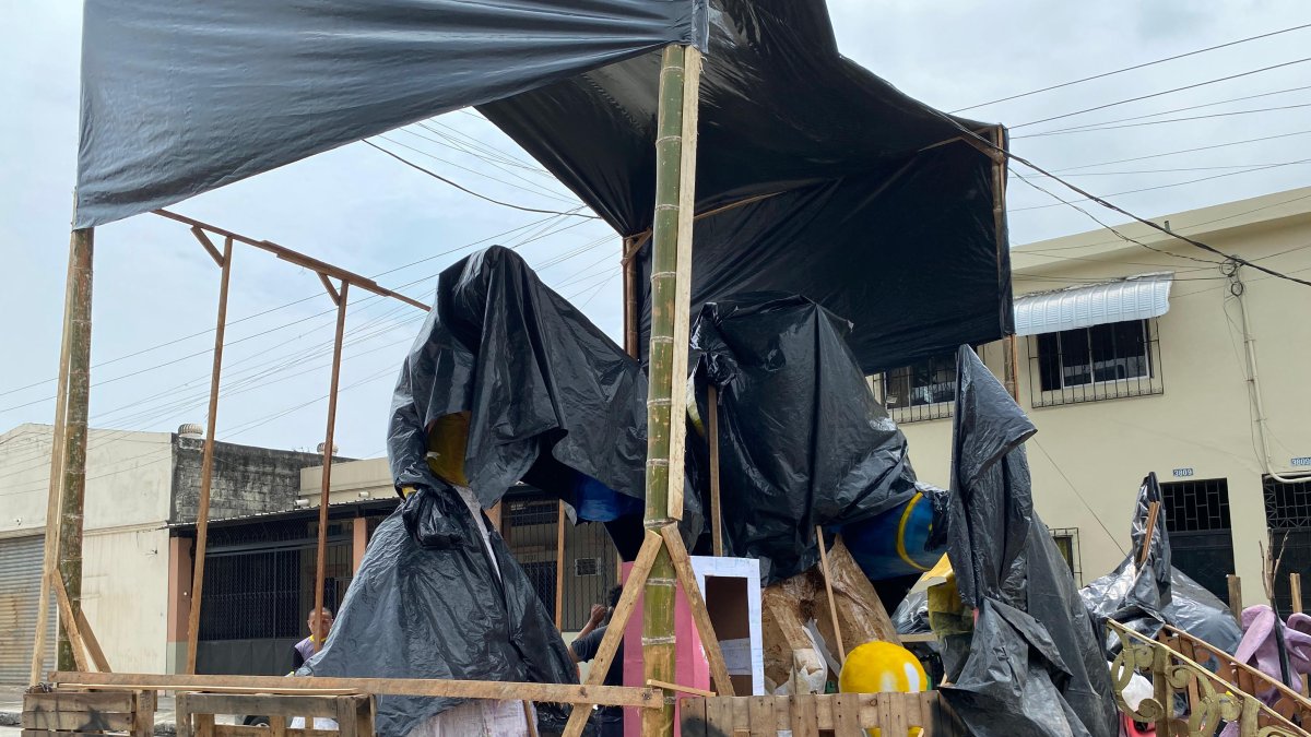 Jacobo Palacios protege su obra ‘La bella y la bestia’ con un techo hecho con cañas y fundas. Cruza los dedos para que El Niño no se desate.