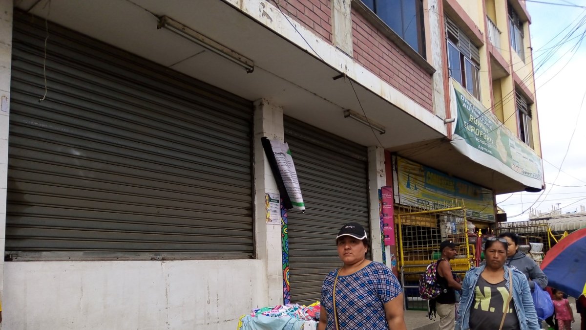 Ciudadanos y clientes recibieron con sorpresa la decisión de los supermercados.