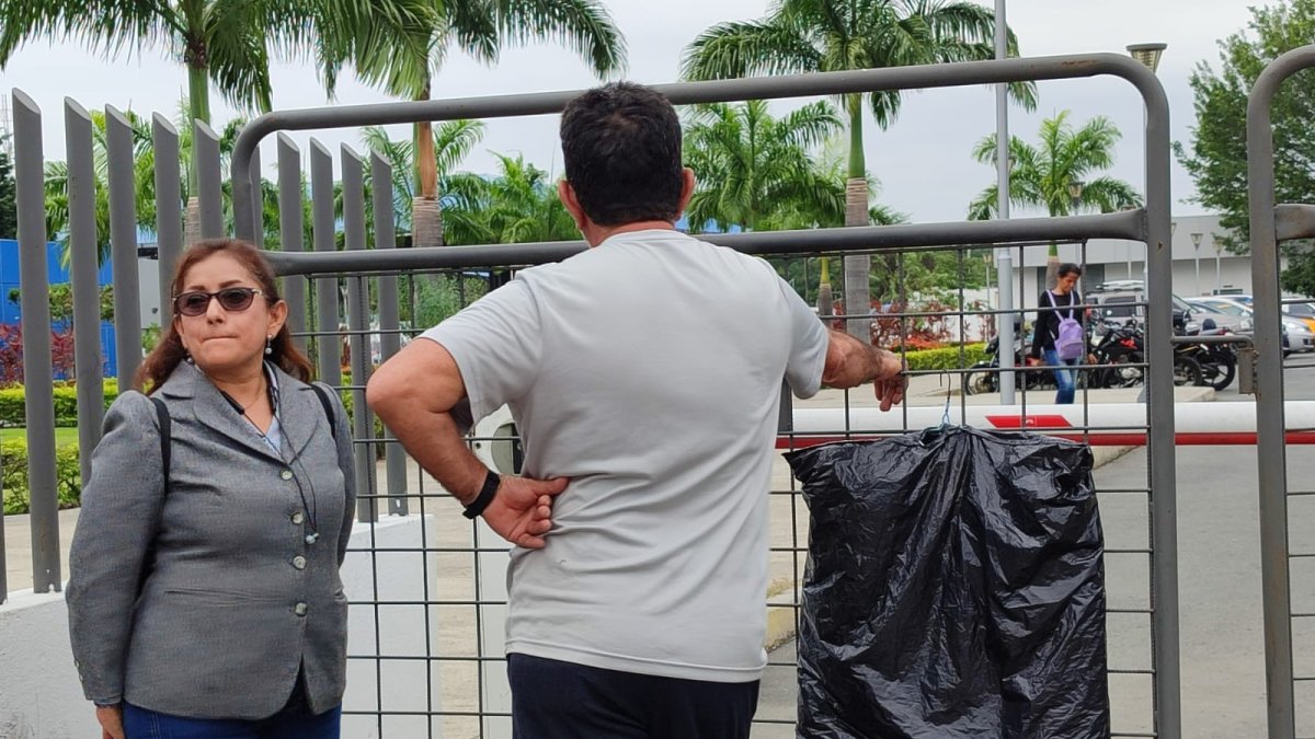 Los familiares llegaron a la morgue para retirar el cuerpo del ciclista atropellado.