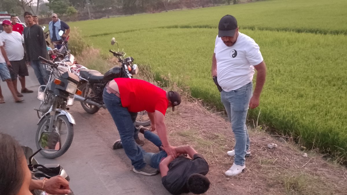 Una persona que estaba entre los curiosos del suceso fue detenida para investigaciones.