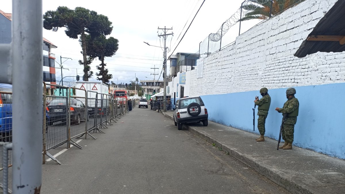 Guías penitenciarios fueron retenidos por reos de la cárcel de Ambato.