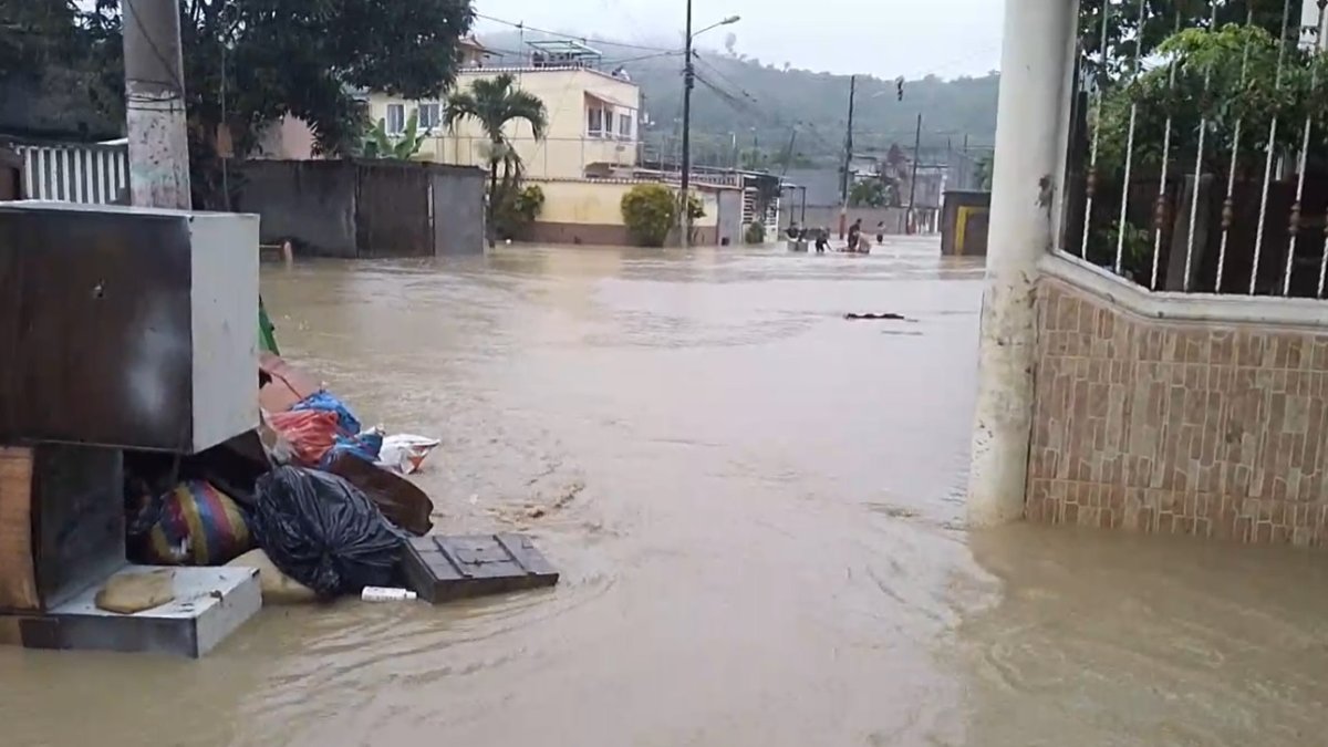 Esmeraldas está bajo el agua; la lluvia no ha parado este viernes.