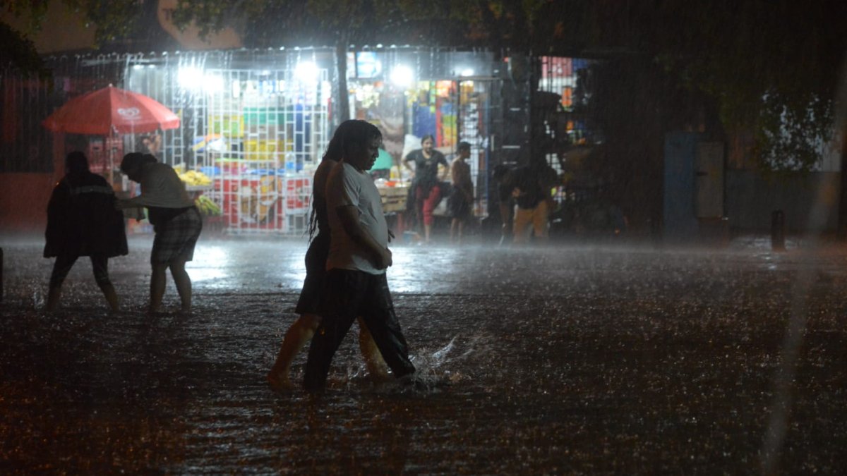 La lluvia sorprendió a quienes se encontraban en camino hacia sus viviendas, la noche del jueves 8 de febrero del 2024.