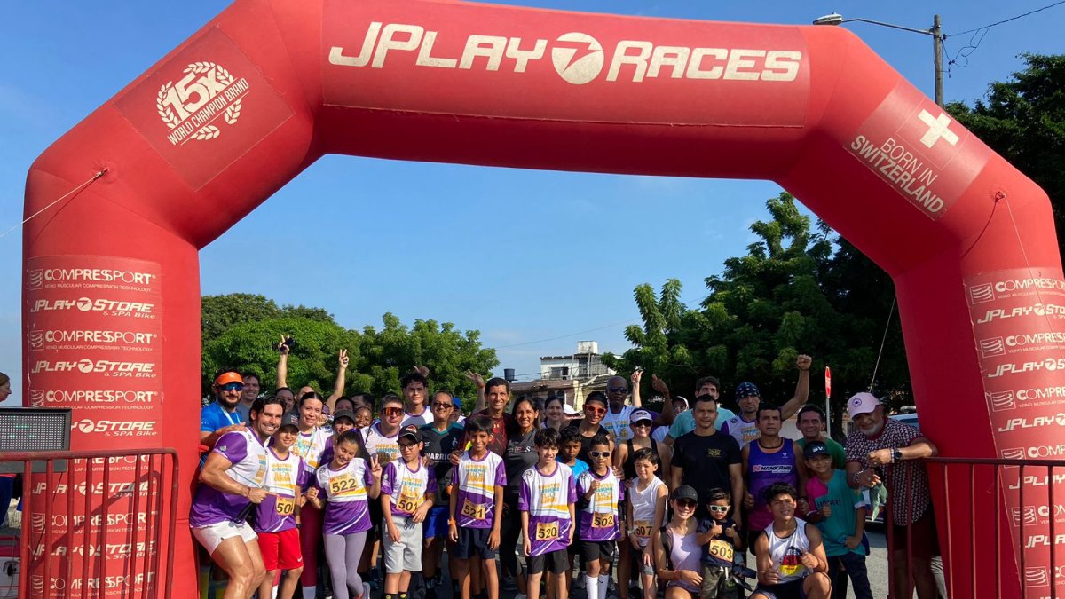 Varios de los deportistas que participaron de la jornada de atletismo y labor social.