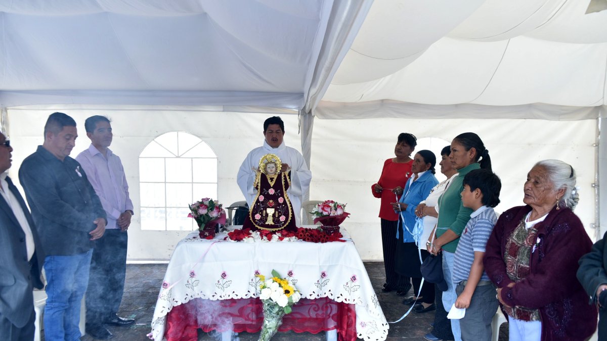 Carmen Olmedo, de cabellera blanca, durante la celebración de la misa estaba en una zona privilegiada, como prioste.