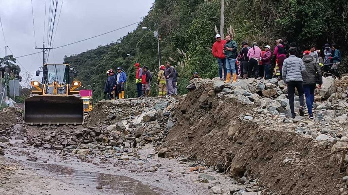 Viajeros se quedaron varados entre dos de los deslizamientos y completaron su ruta a pie.