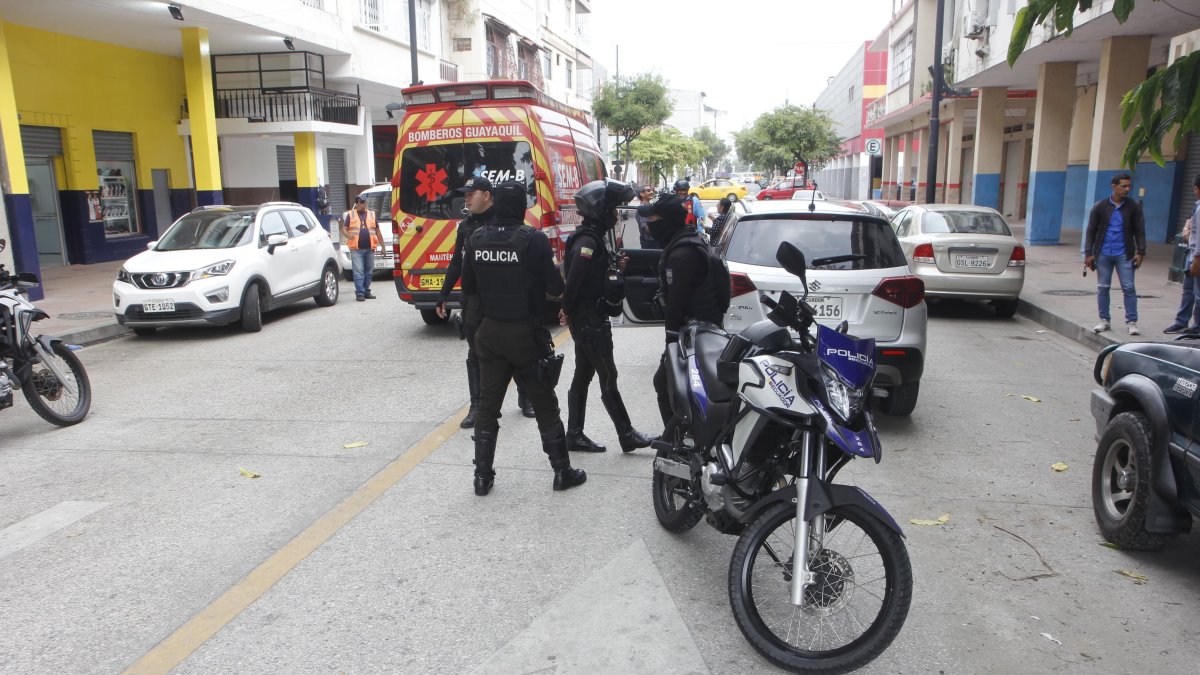 Policías y paramédicos en una ambulancia atendieron la emergencia.