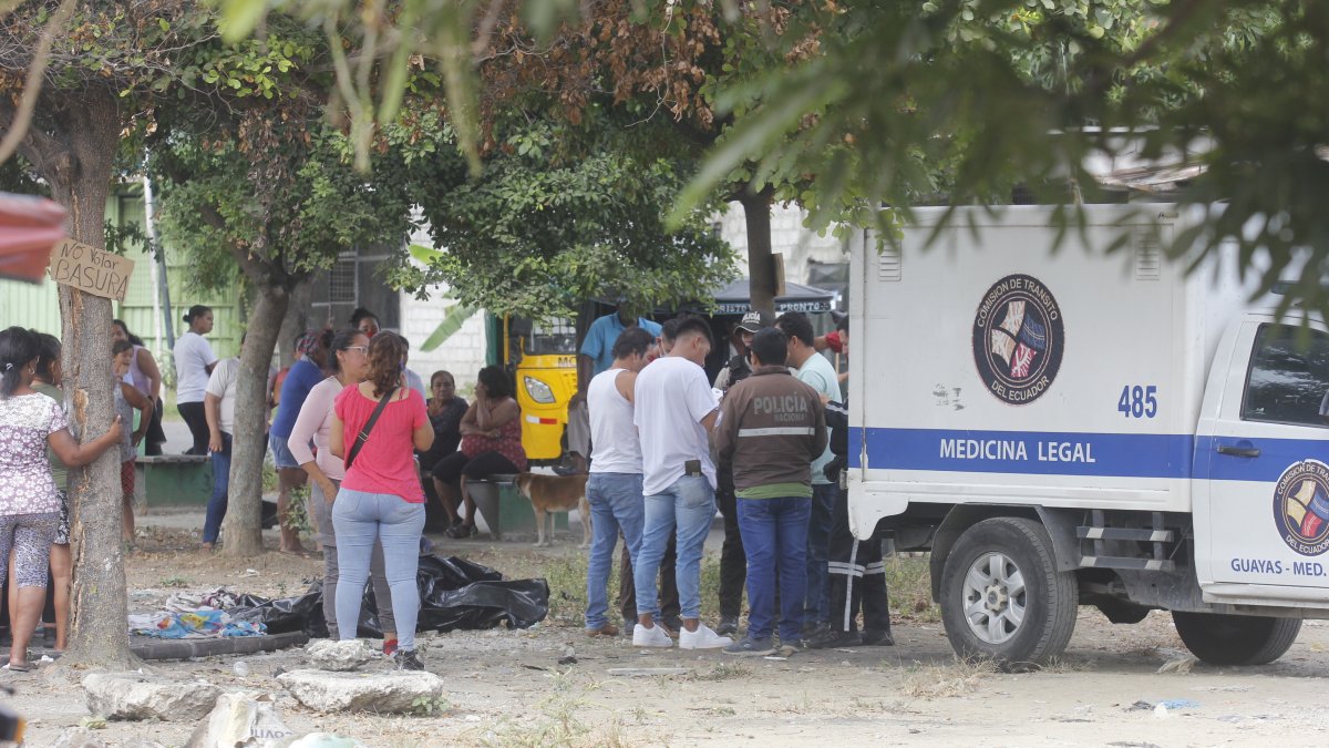 Policías acudieron al punto para retirar el cadáver y buscar algún indicio cerca del cuerpo.