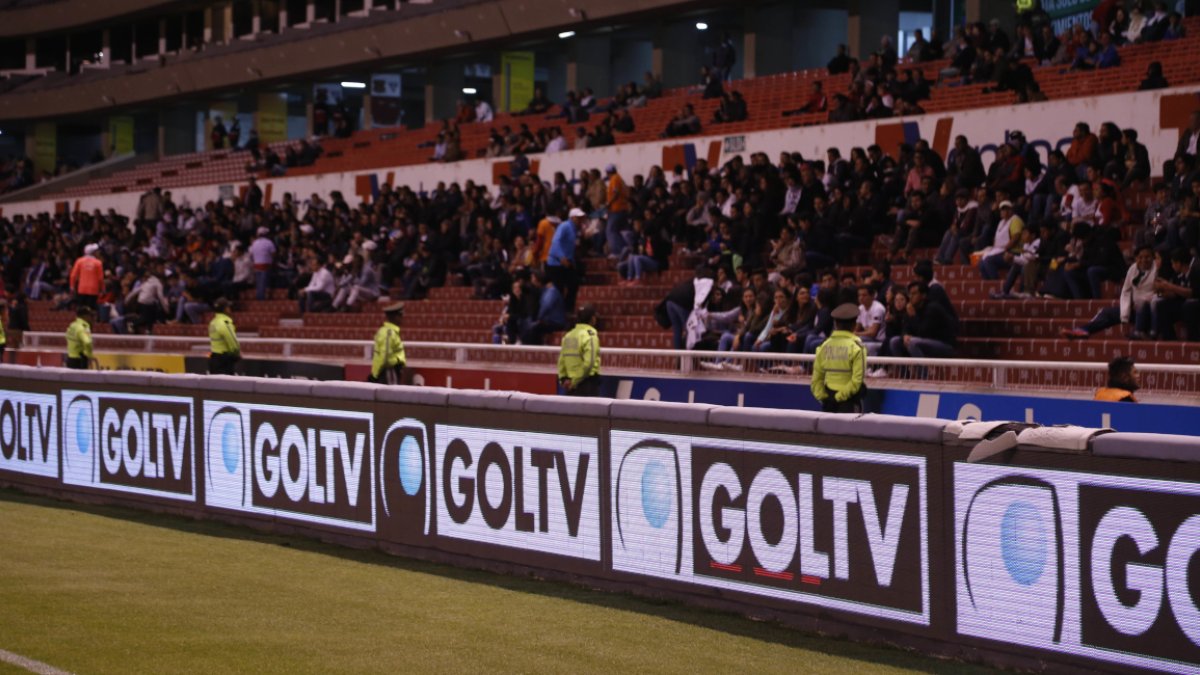 La imagen de GolTV fue exhibida en las vallas publicitarias de los estadios a su inicio en Ecuador