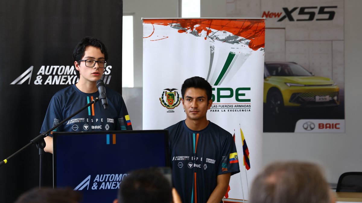 Paúl Zea (i) y Mauricio Noroña, estudiantes de la Espe que iniciaron la idea e irán a Silvertone, Reino Unido.