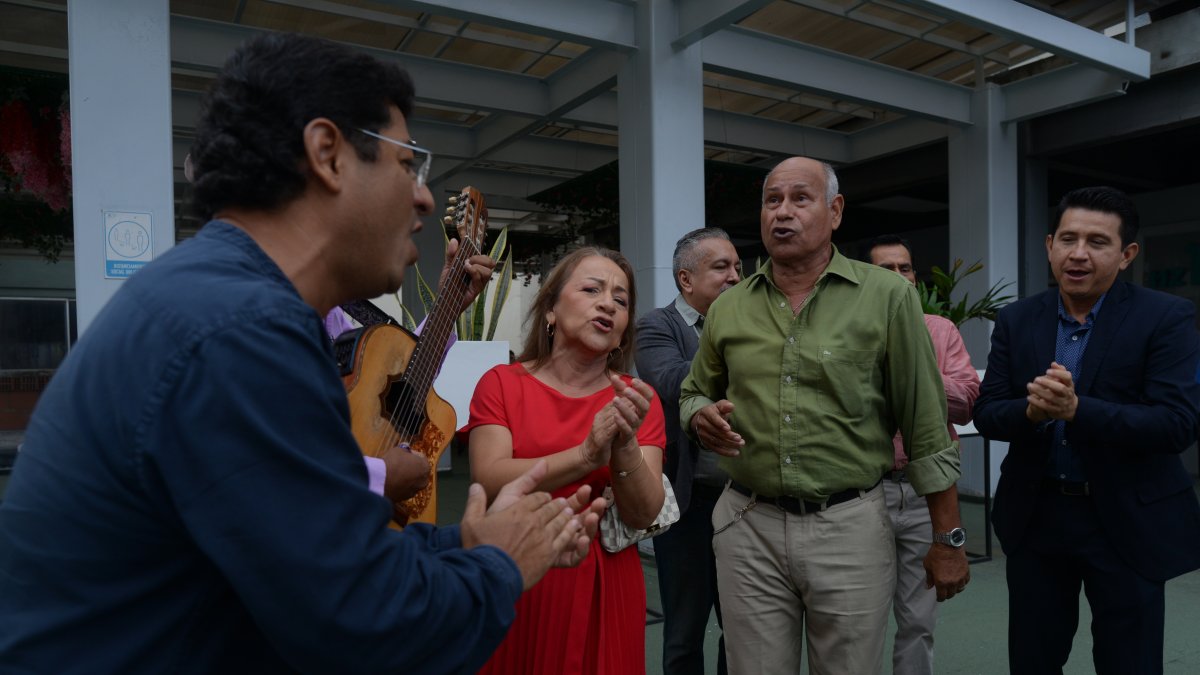 Los actores y equipo de producción se animó a cantar música folclórica minutos antes de la proyección de la película.